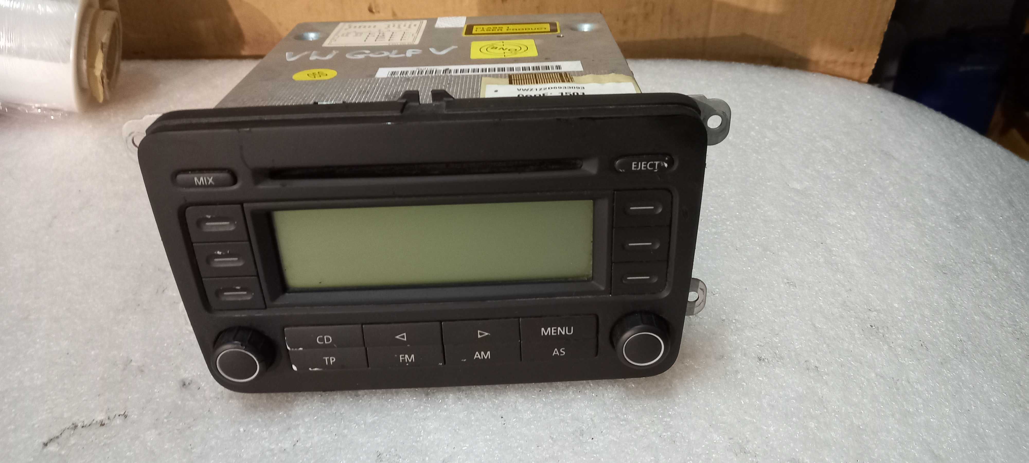 Radio CD Volkswagen Golf V 2 DIN + kod -186LX