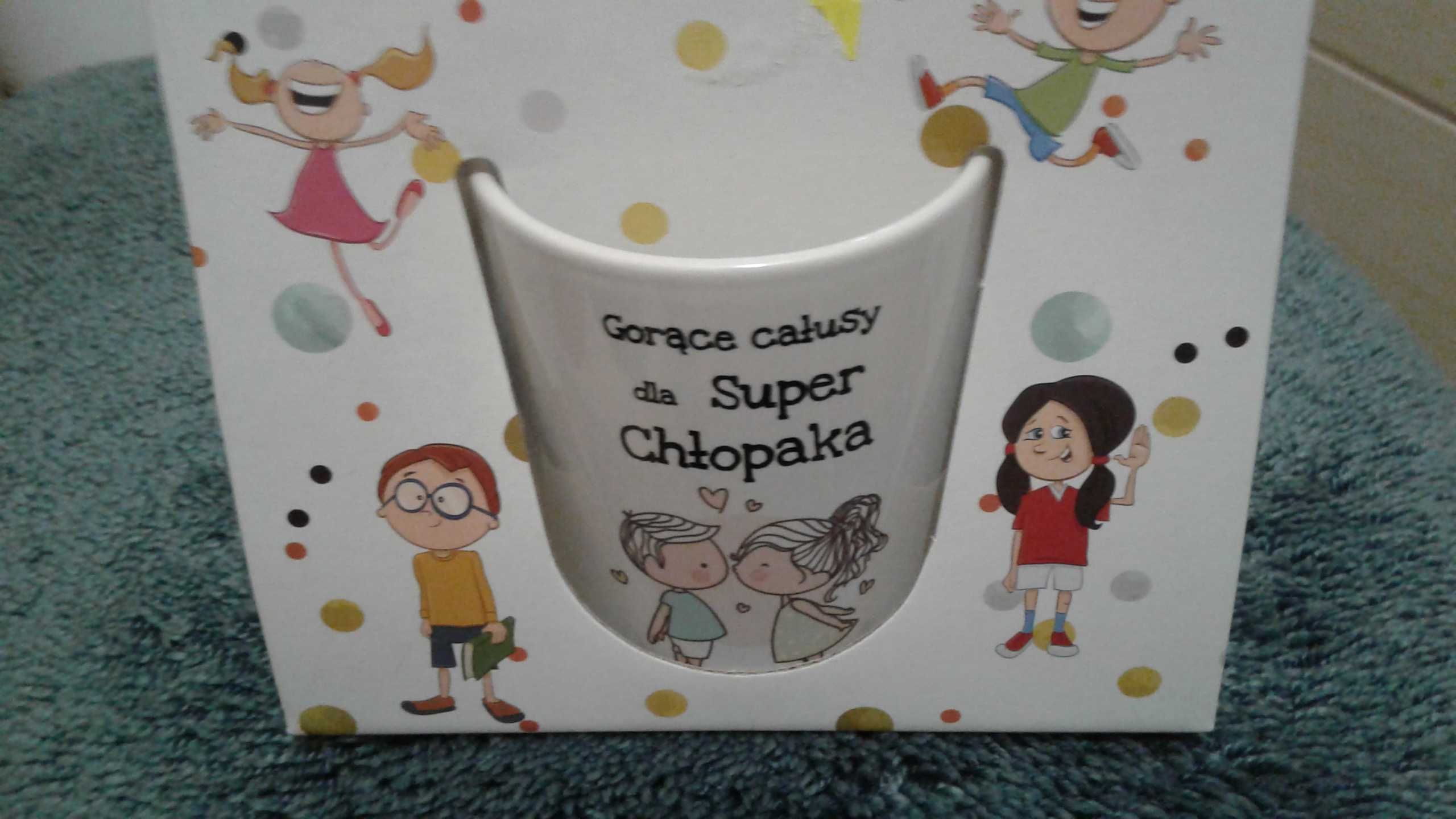 Kubek z napisem dla super chłopaka w opakowaniu.