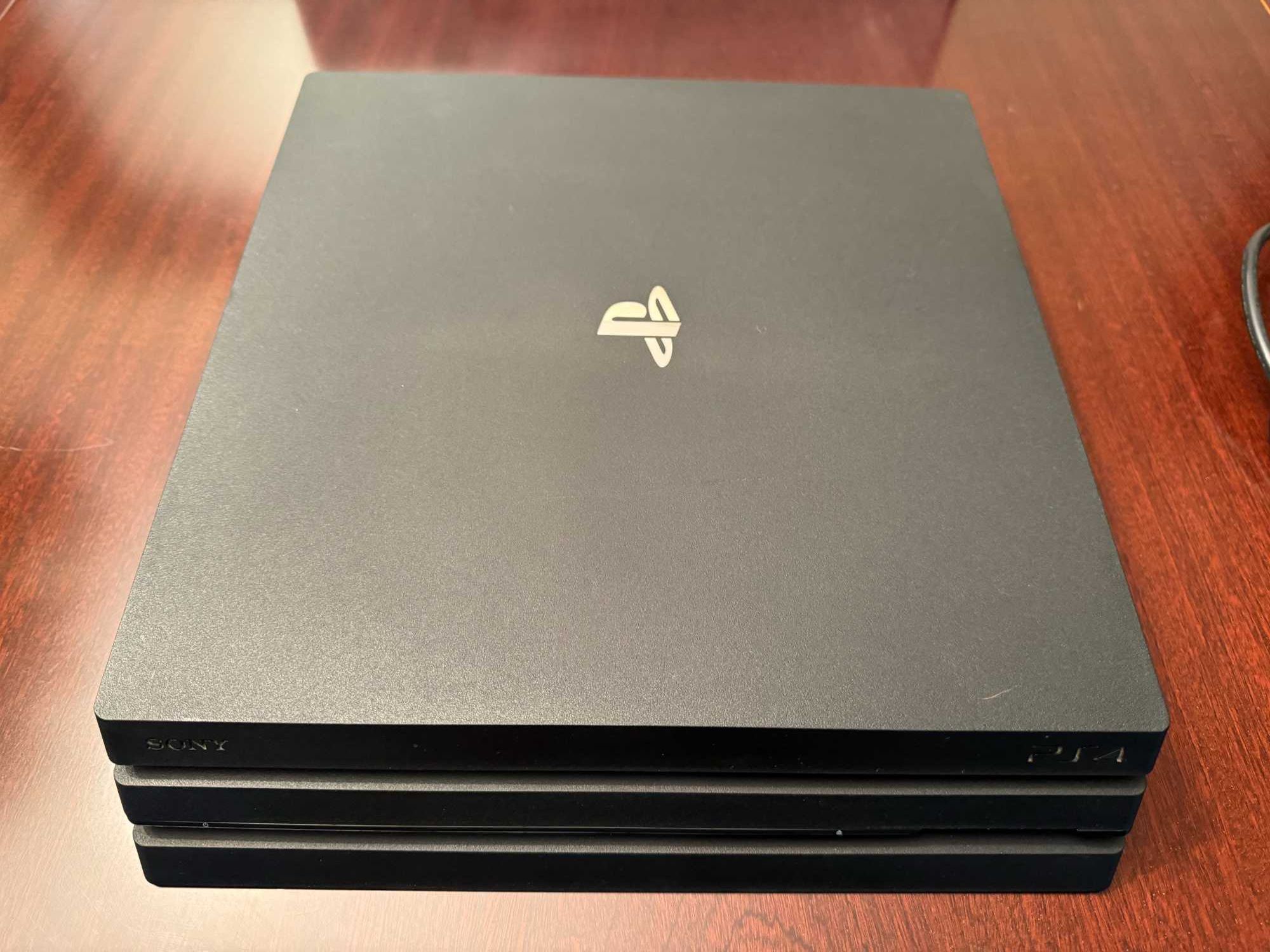 PlayStation 4 Pro, 1 TB com comando original