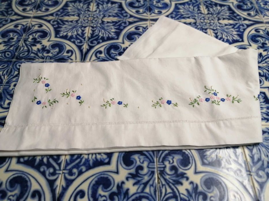 Lençóis de bebé em cores e em branco