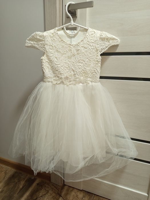 Сукня біла, святкова, сніжинка на дівчинку