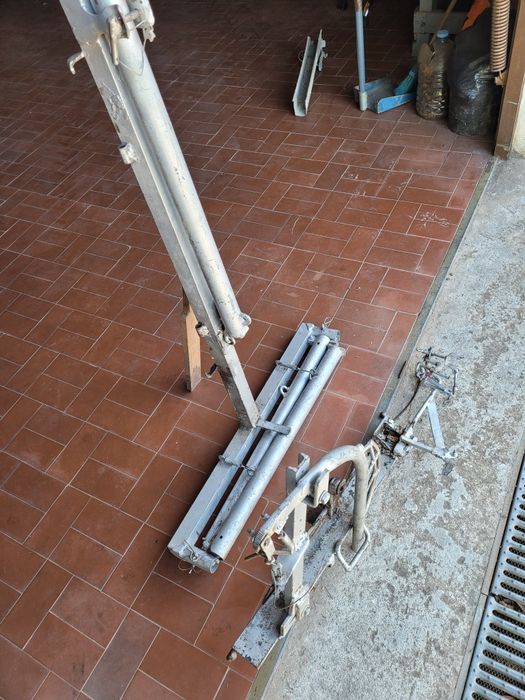 Maquina para suporte de motosserra fazendo serviço com pouco esforço