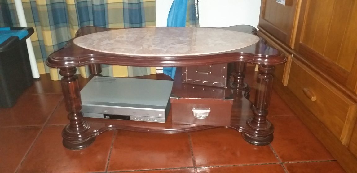 Mesa de centro com pedra mármore