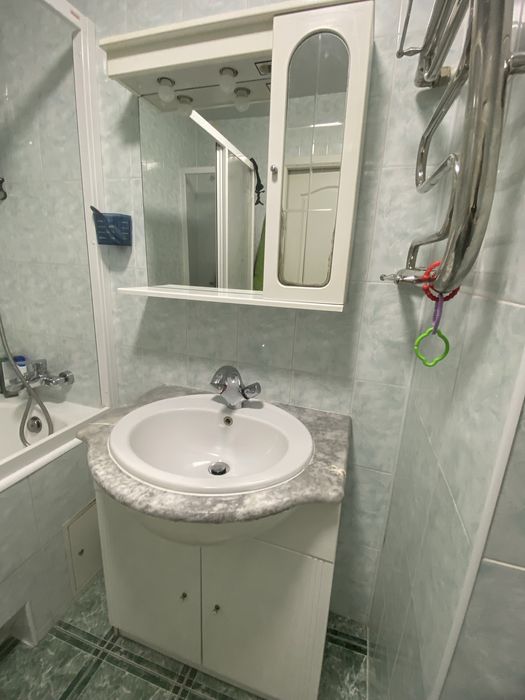 Комплект мебелі в ванну з раковиною