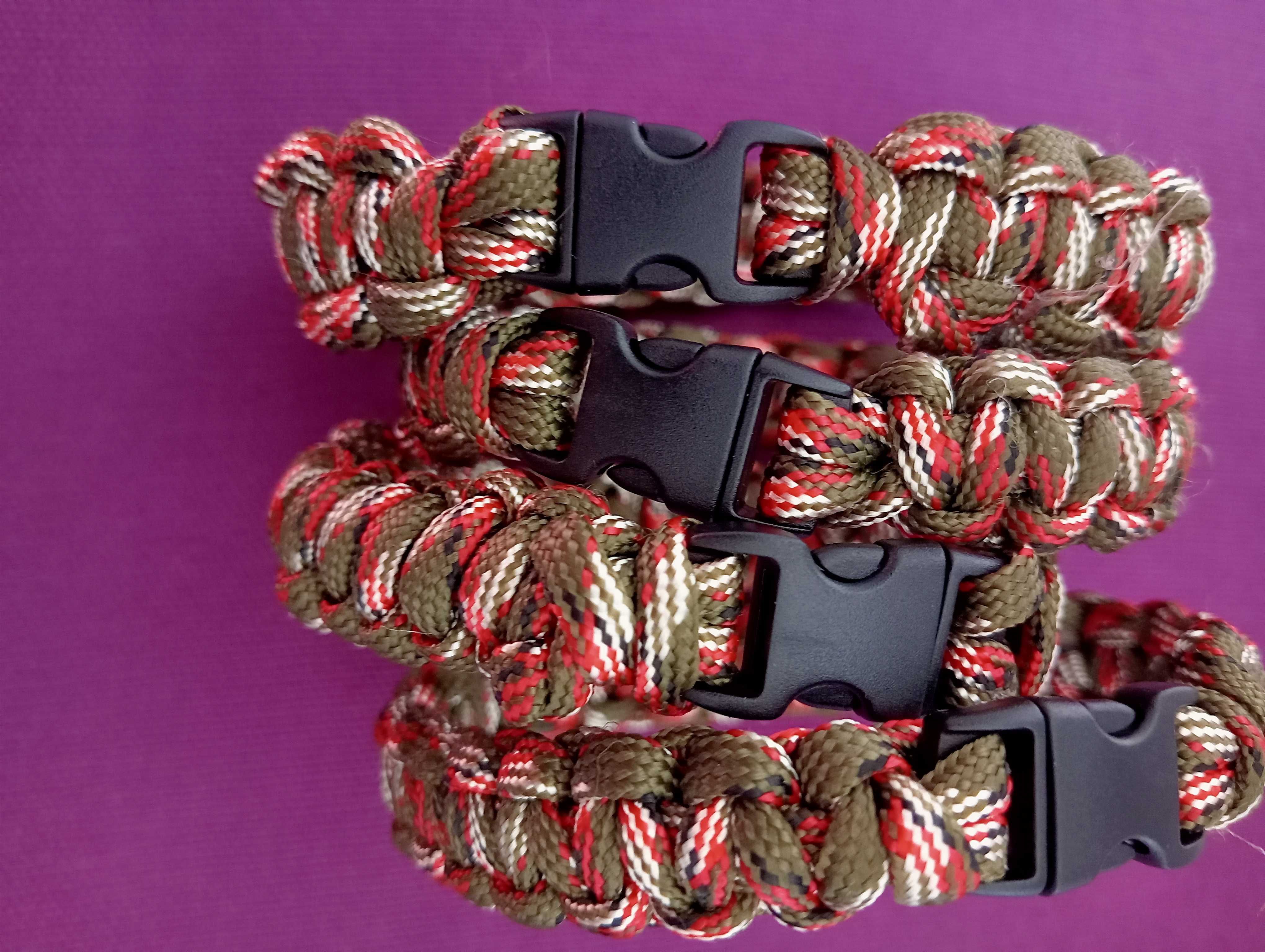 Pulseira de sobrevivência de paracord tipo militar.