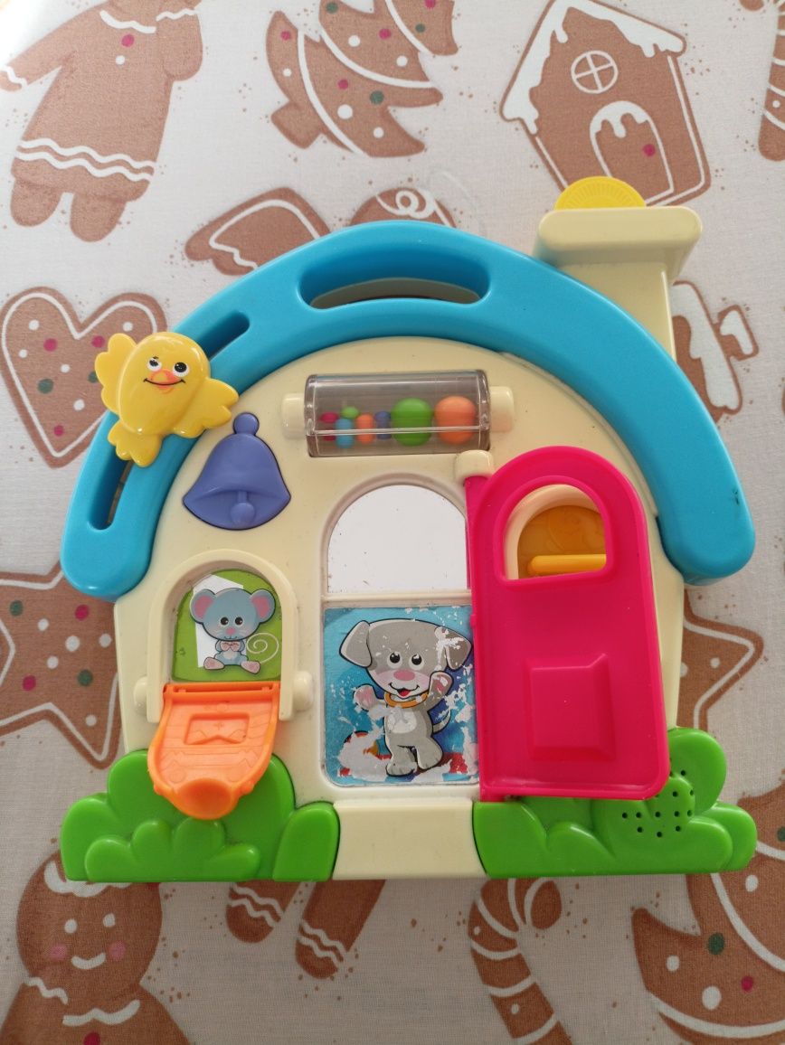 Domek manipulacyjny  fisher price wydaje dźwięki otwierane okienka