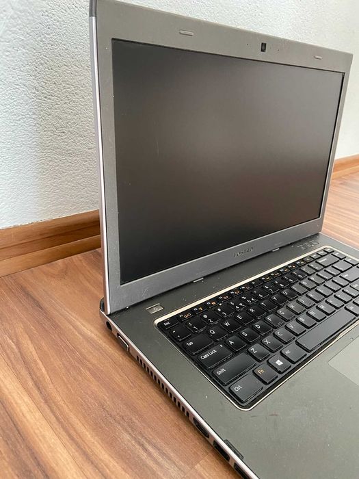 Laptop Dell Vostro  15.6 cali. Uszkodzony z ładowarką.