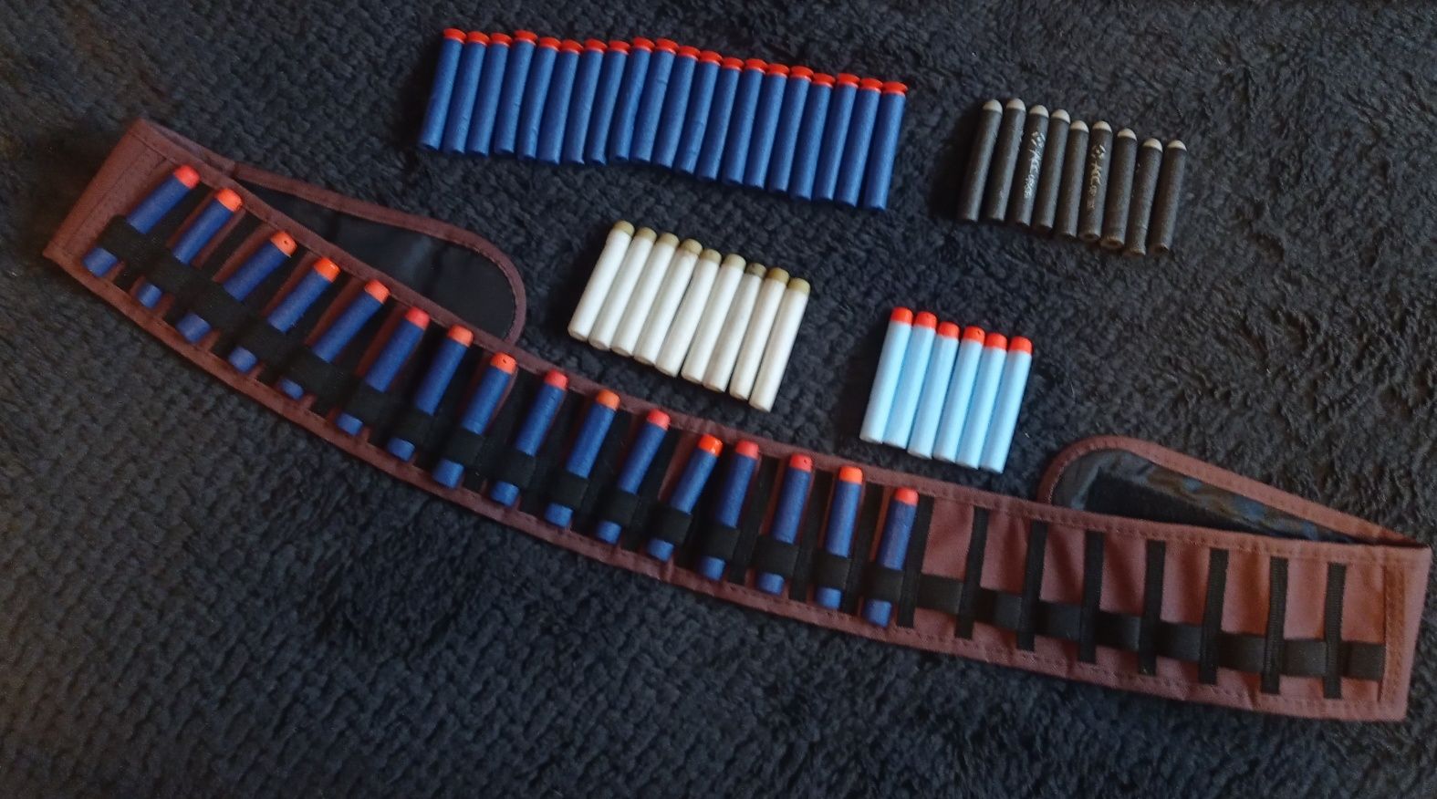 Zestaw 4 pistoletów NERF + magazynek + pasek na strzałki + strzałki