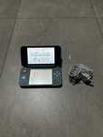 Konsola Nintendo 2DS XL z kablem ładującym