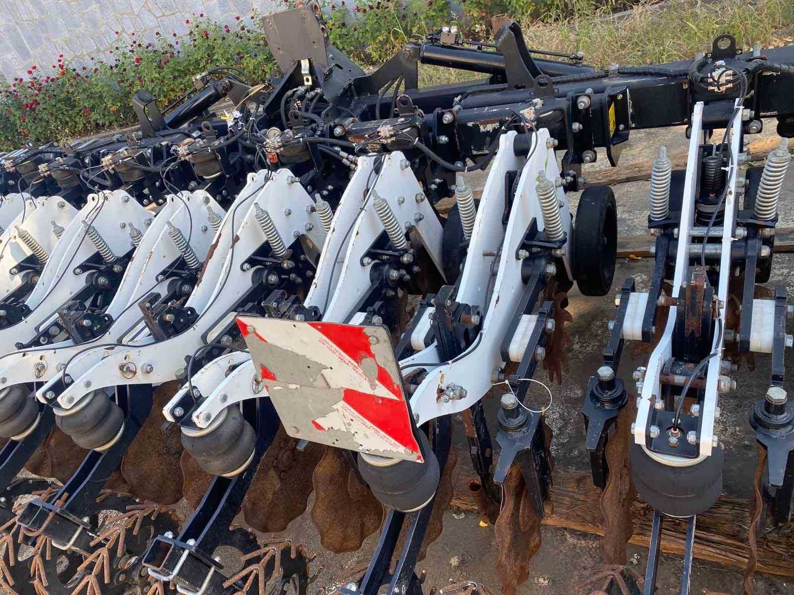 Культиватор грунтообробний комплекс STRIPCAT по технології Strip-
Till