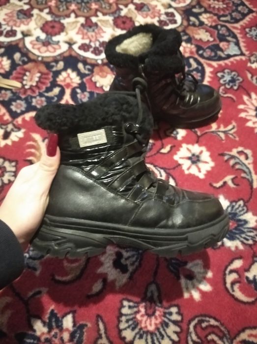 зимова куртка з вирізом на пальці та чоботи