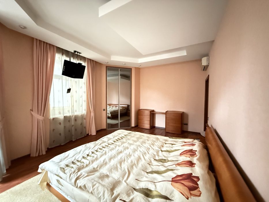 Центр , вул. Павлівська 17 , дворівнева квартира .