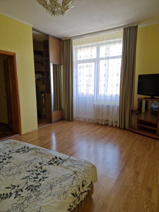 Вільна  з 12.11.Героїв Майдану , ТЦ Майдан.і