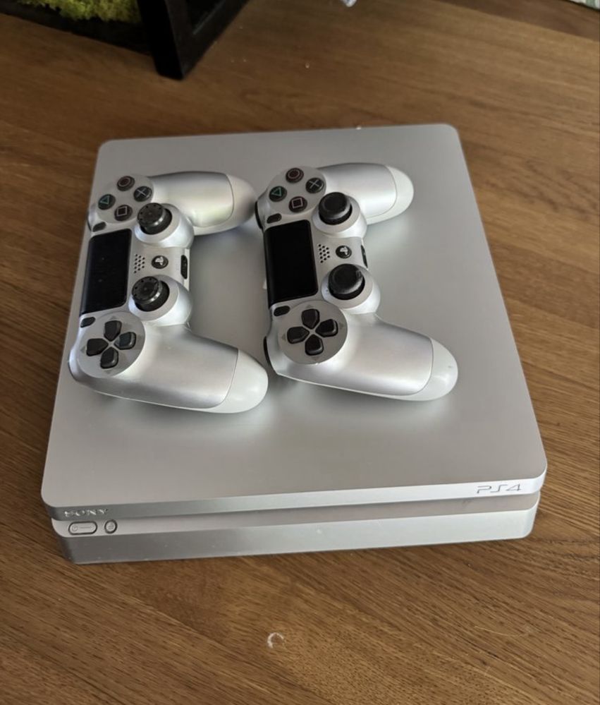 PS4 Slim silverr