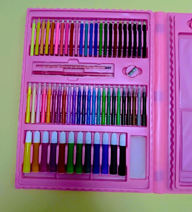 Набор для рисования из 208 предметов фломастеры, карандаши, краски