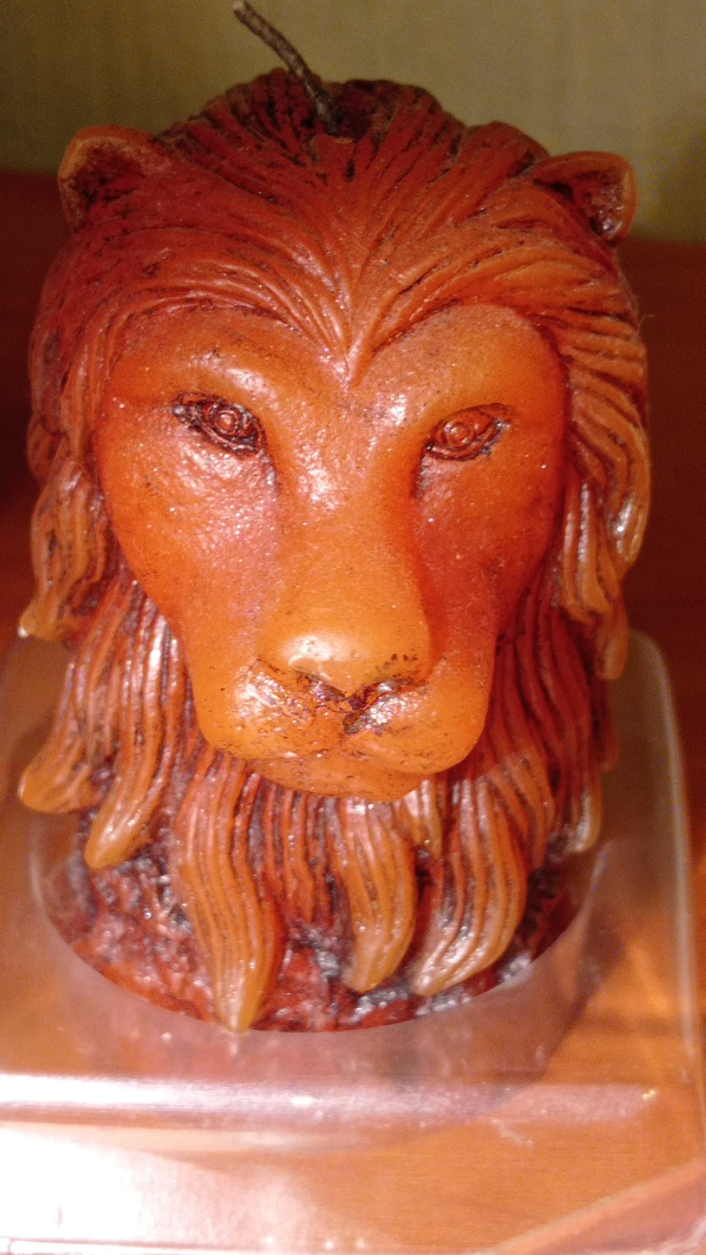 piękna świeca w kształcie głowy lwa