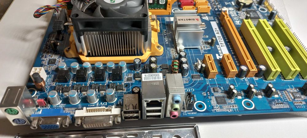 Biostar TF720 A2+ Athlon II X2 240 + кулер+1Gb