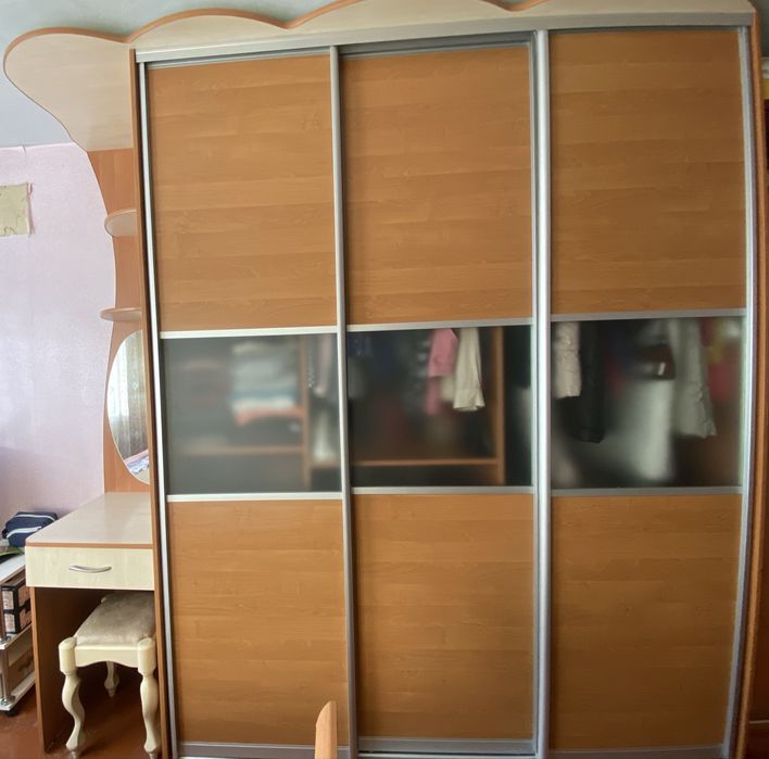 Шафа-купе з дзеркалом та функцією туалетного столика