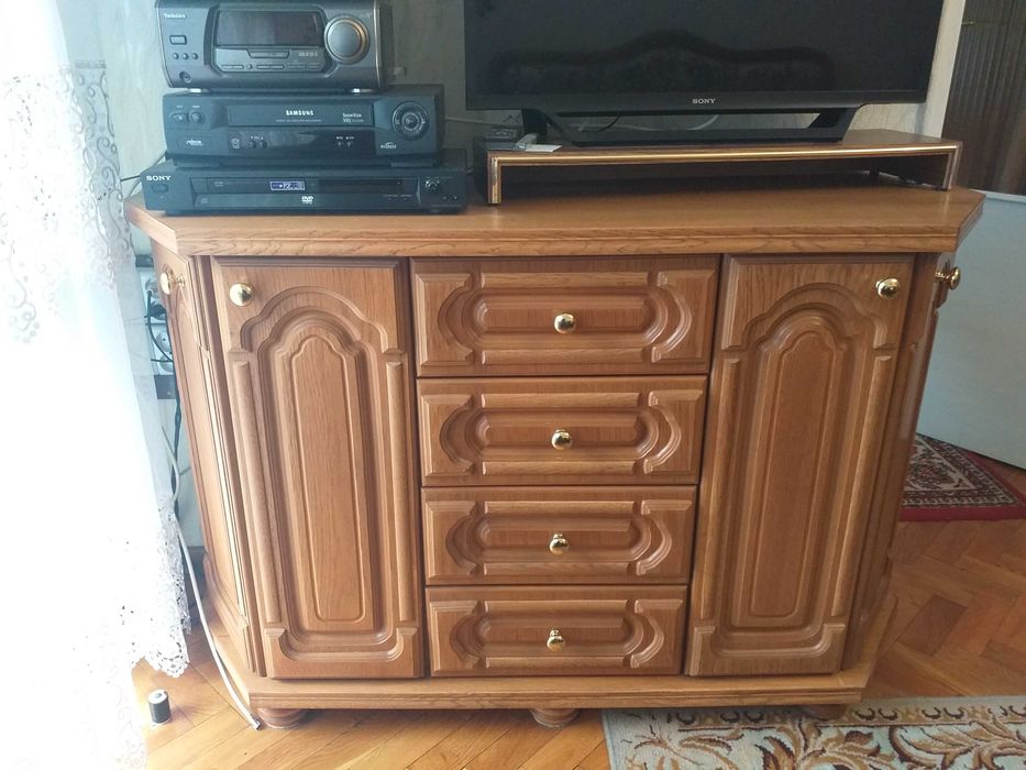 Meble - komplet wykonanych w stylu ludwikowskim.