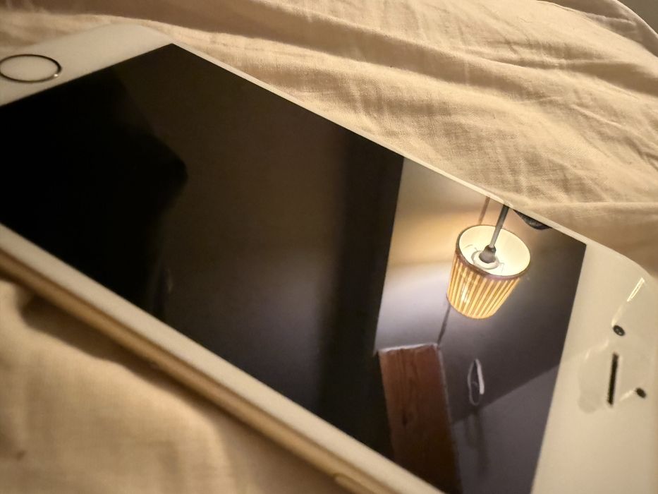 iPhone 6s 64GB złoty + 7 etui