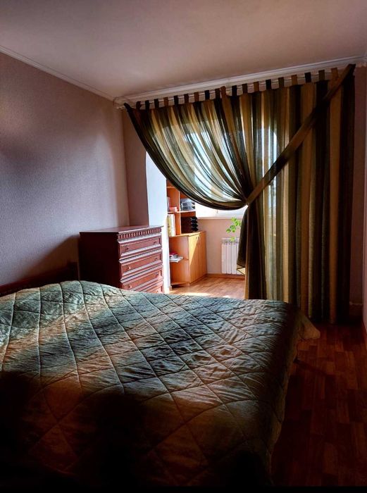 Продається трикімнатна квартира Центр. Сертифікат