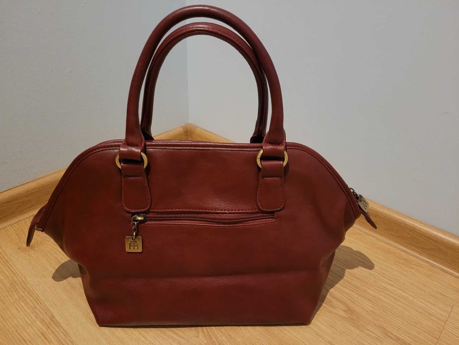 Torba firmy Monnari w kolorze bordowym.