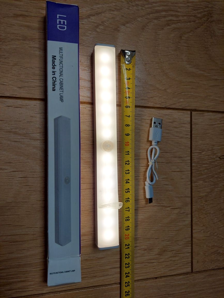 Lampka LED PIR z czujnikiem ruchu.