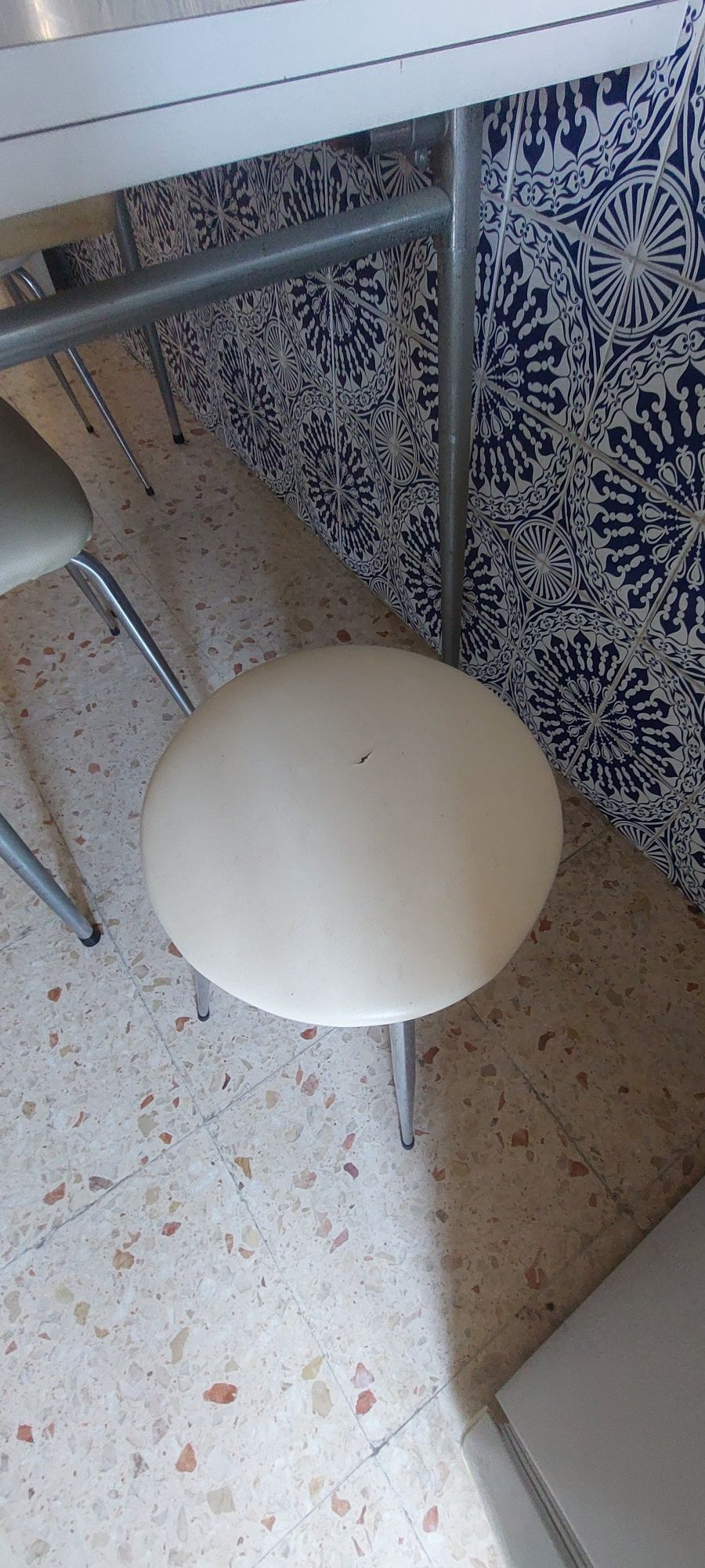 Mesa de cozinha com 2 cadeira e 2 bancos
