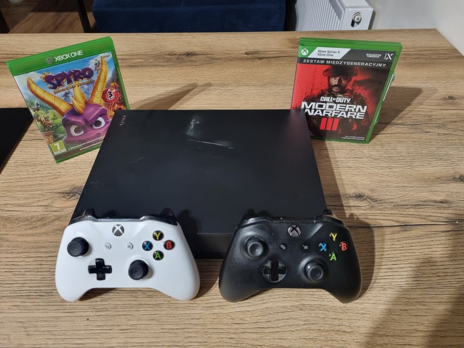Zestaw Xbox one X 1T 4K 3x gry 2x pady