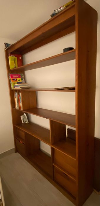 Estante em madeira maciça estilo "Cerne"