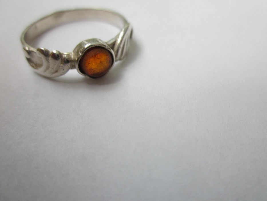 Stary srebrny pierścionek z bursztynem .