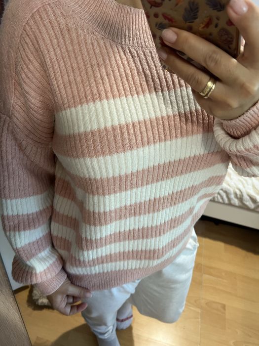 Sweterek w paski pudrowy oversize sweter
