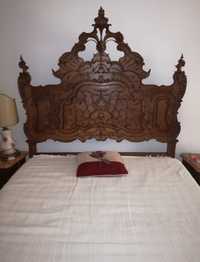 Cama estilo D. José e mesas de cabeceira