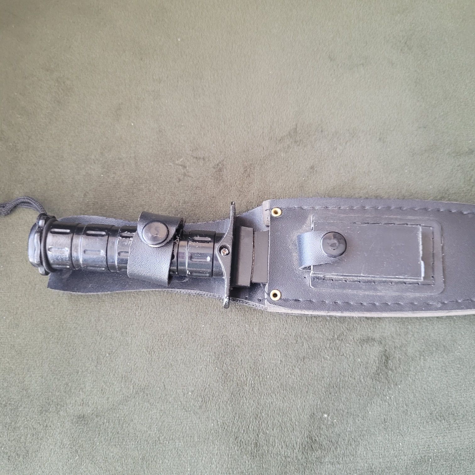 Nóż z etui oraz mini kompasem i krzesiwem