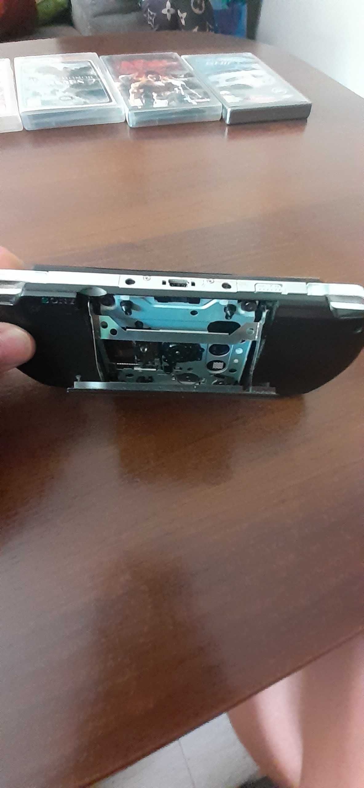 Konsola Sony PSP 3004 + 5 gier z etui i ładowarką