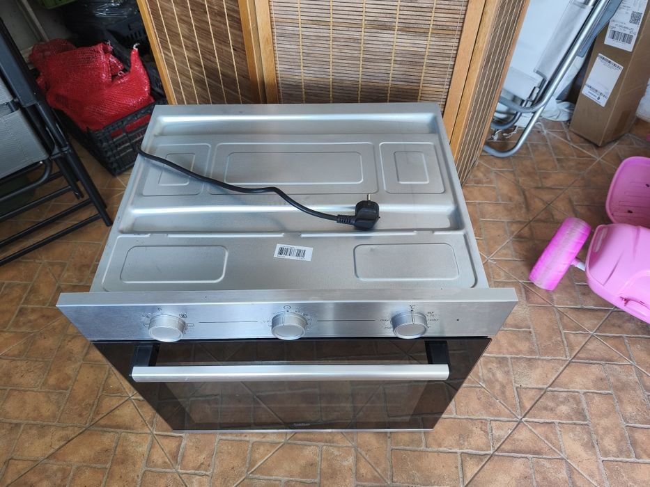 Forno de Encastrar BEKO Multifunções. Estado Novo. Torres Vedras.