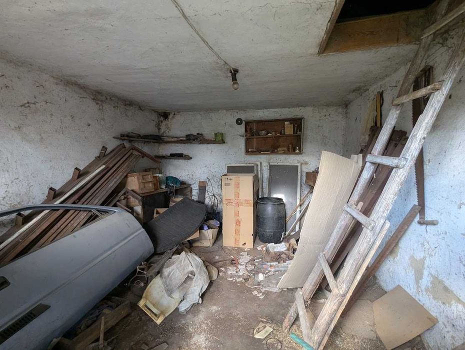 Будинок в Хацьках з великим гаражем-майстернею, є світло, газ та вода