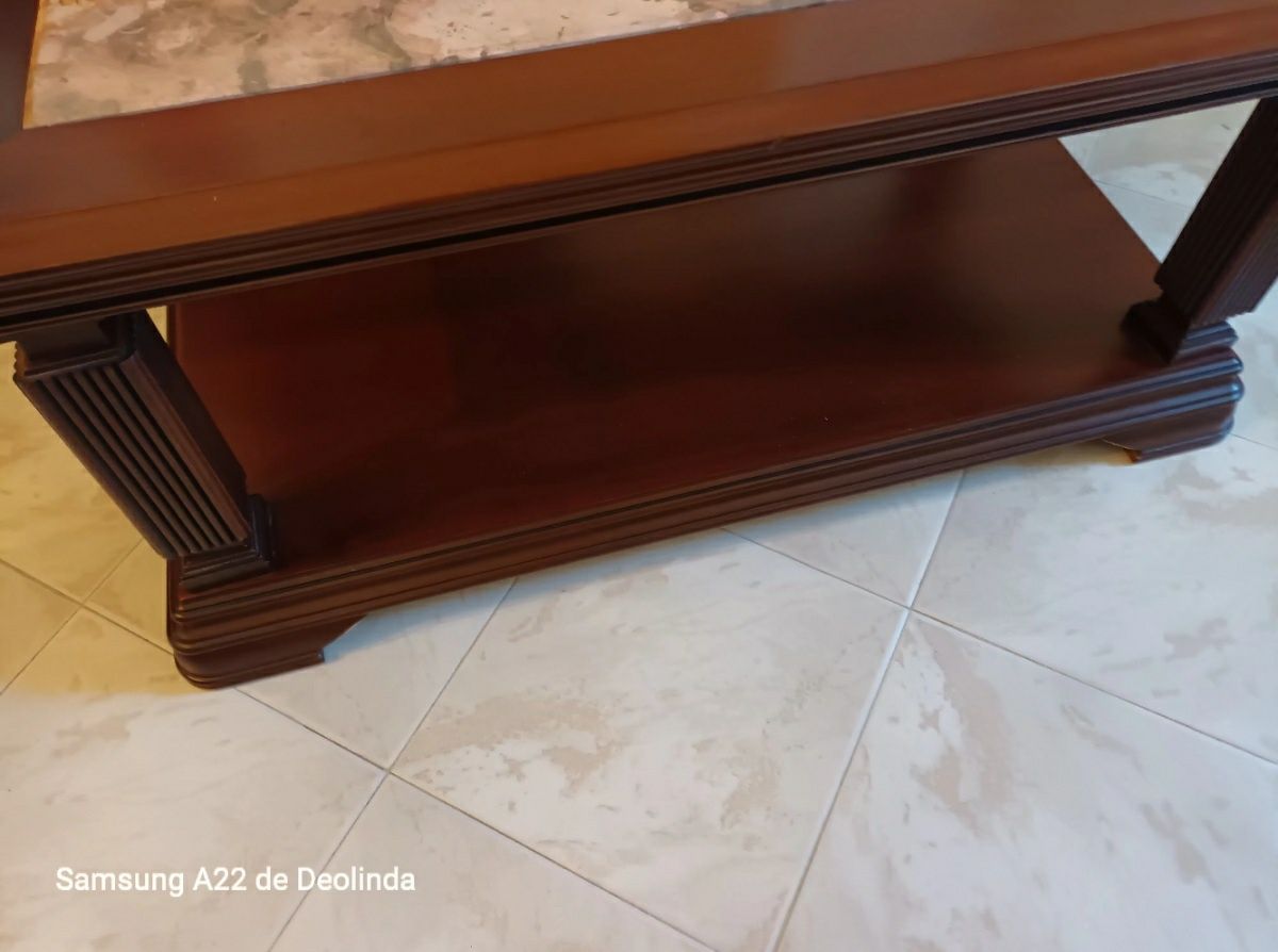 Mesa de sala retangular com tampo de mármore.
