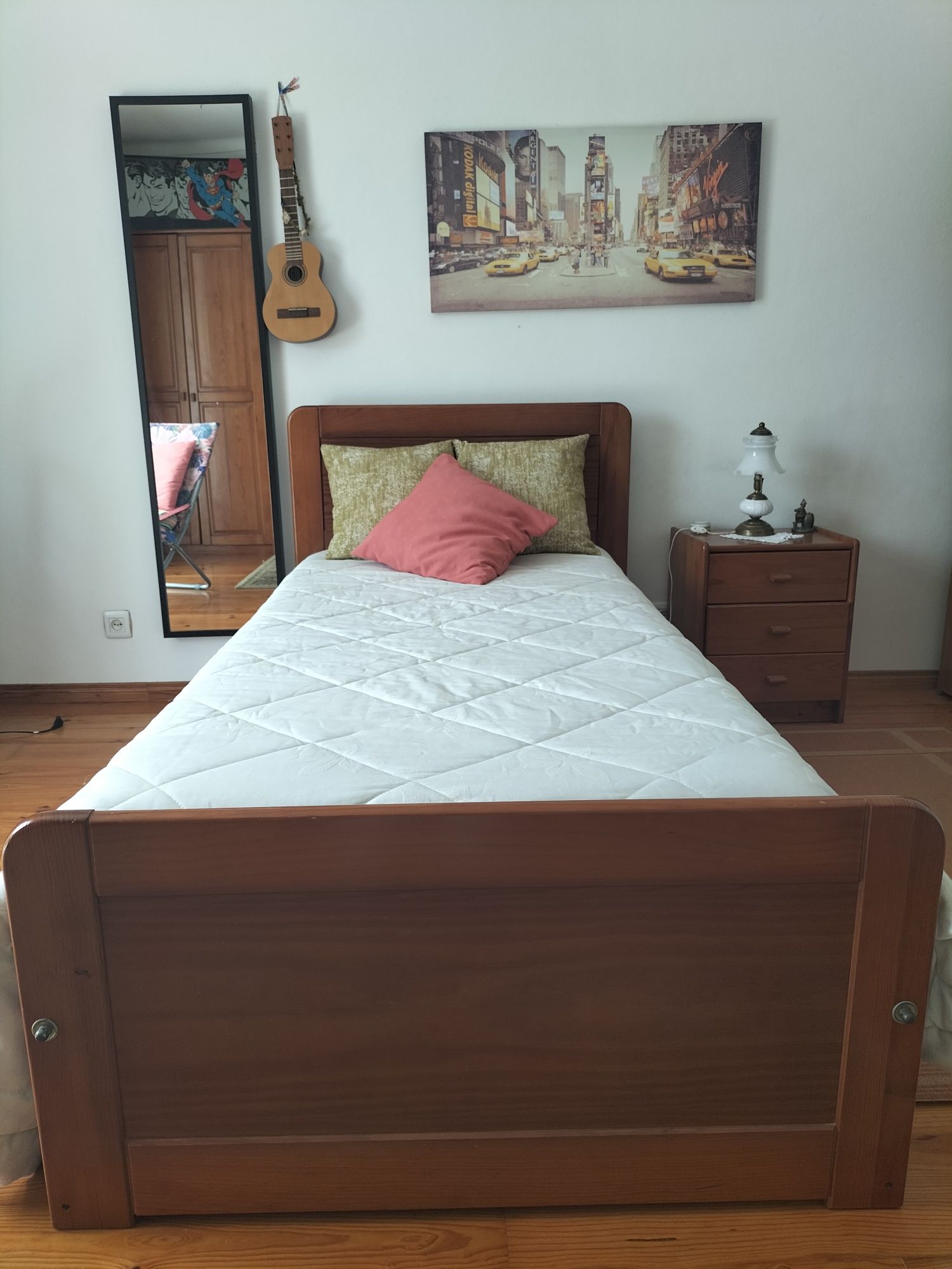 Estrutura de cama solteiro (2) e colchão (2)