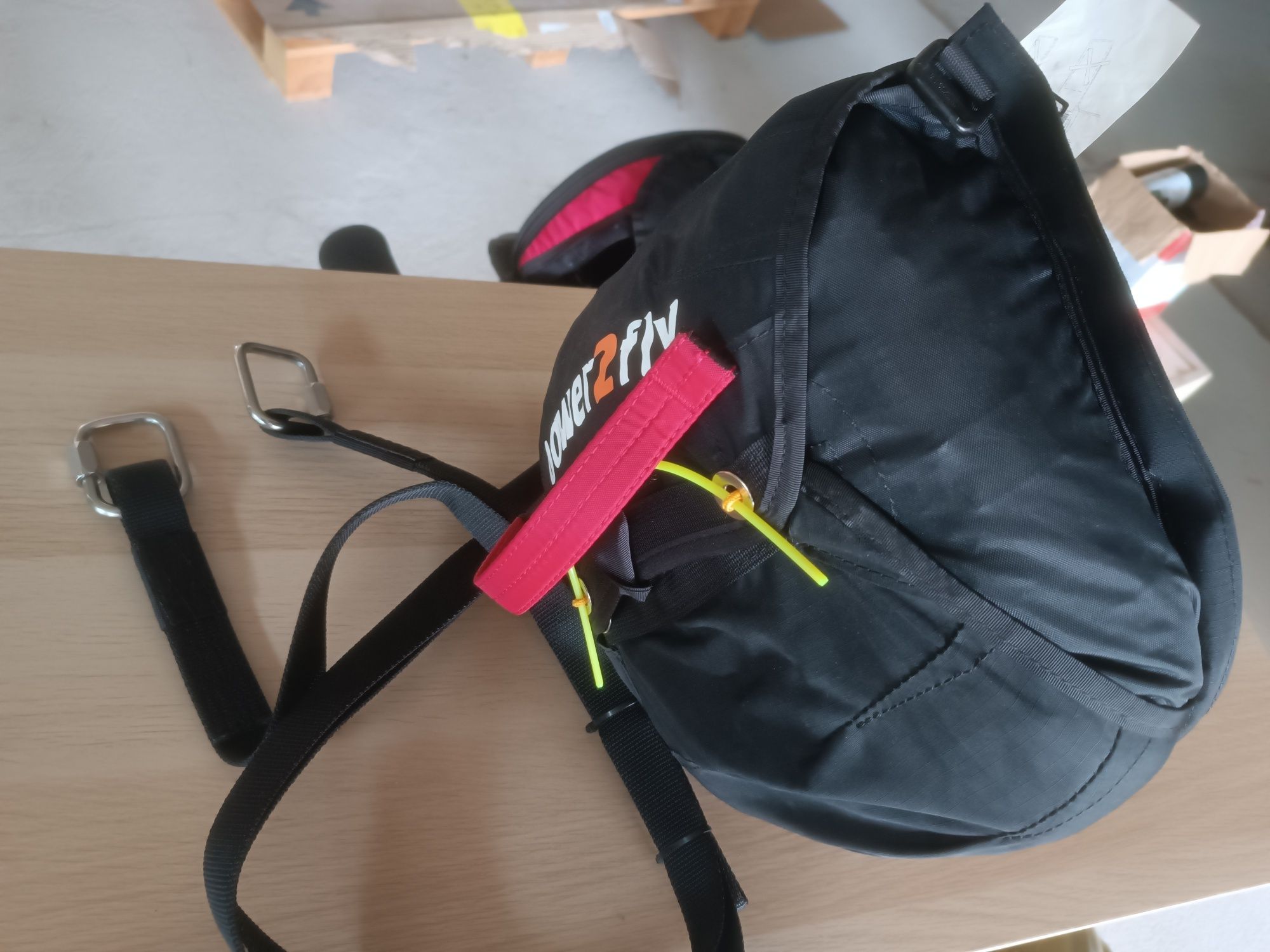 Paraquedas reserva paramotor Dudek com bolsa lateral em cadeira Dudek.