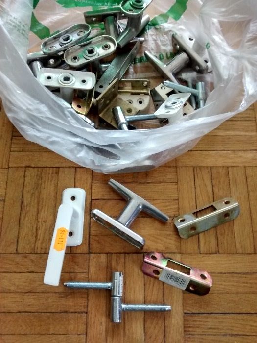 klamki okucia zawiasy