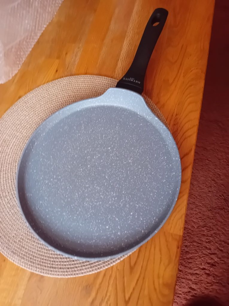 Nowa patelnia granitowa do naleśników