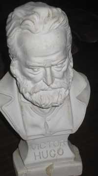 Busto de Victor Hugo, com sinais de uso: