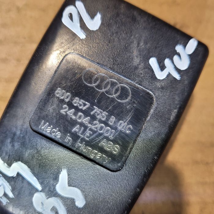 Zapinka zapięcie pasa bezpieczeństwa przód lewy audi a4 b5 LIFT 2001r