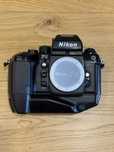 Aparat nikon F4 wraz z drugim uchwytem