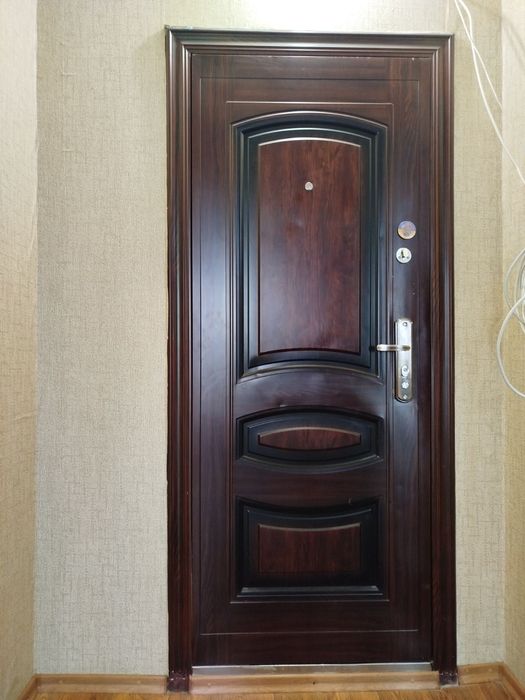 Вхідні двері в квартиру з рамою 860*2050 б/у