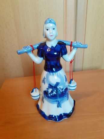 Figurka porcelanowa kobieta z wodą
