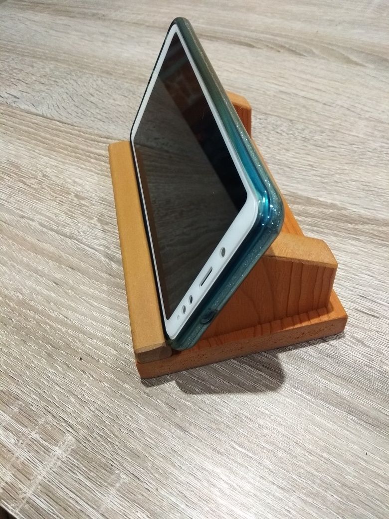 Качественная подставка под телефон,планшет из пластика