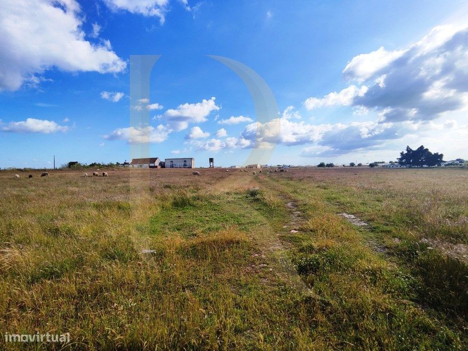 Terreno com armazéns e habitação nos Foros de Trapo - Pegões - Montijo