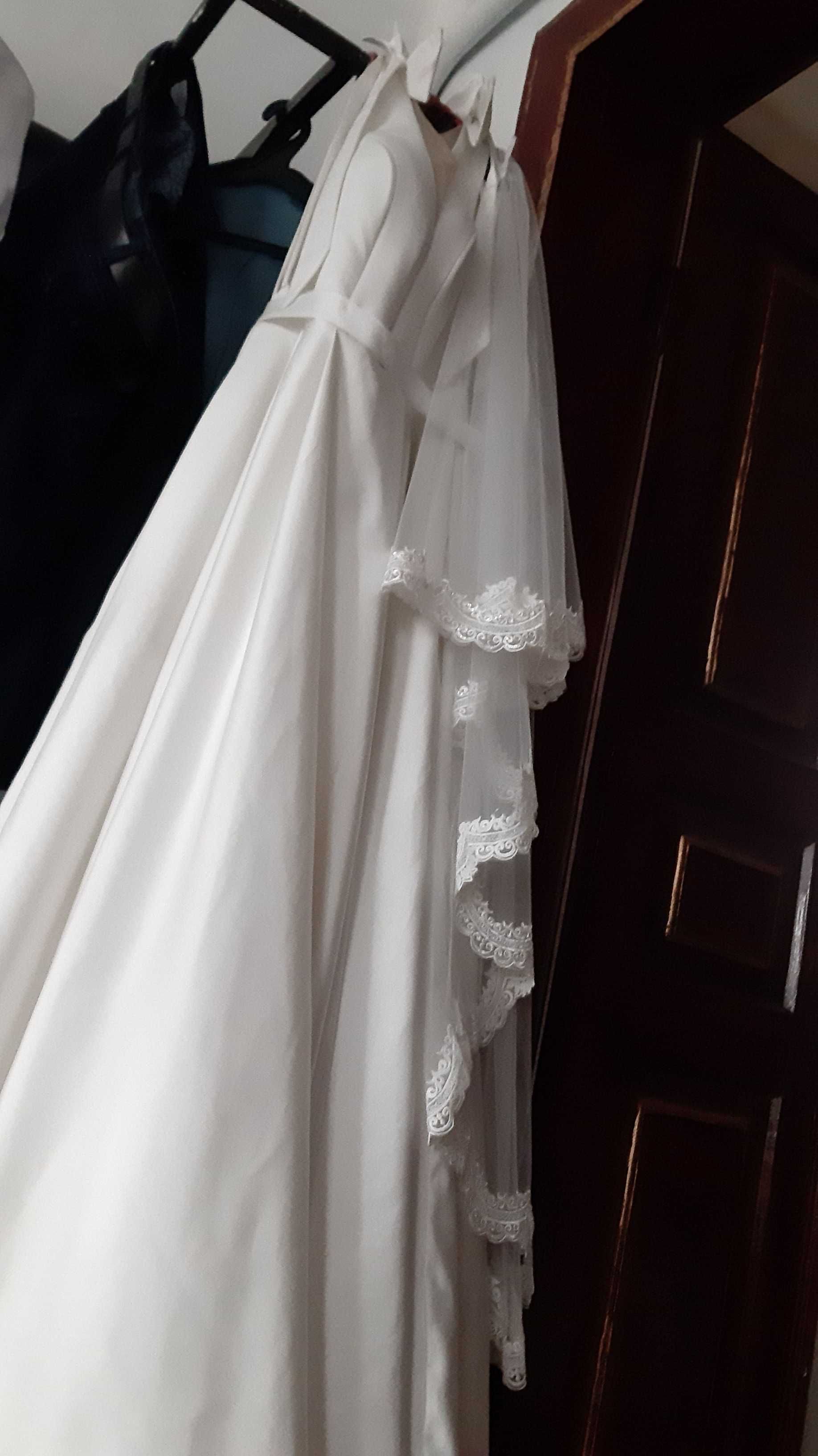 Продам свое свадебное платье, размер 44-46, цвет айвори.